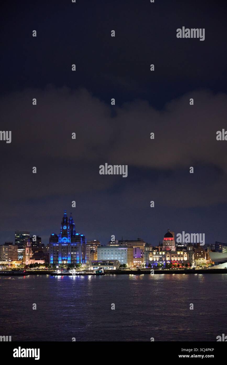 Vista sul fiume Mersey del famoso lungomare di Liverpool di notte. Foto Stock