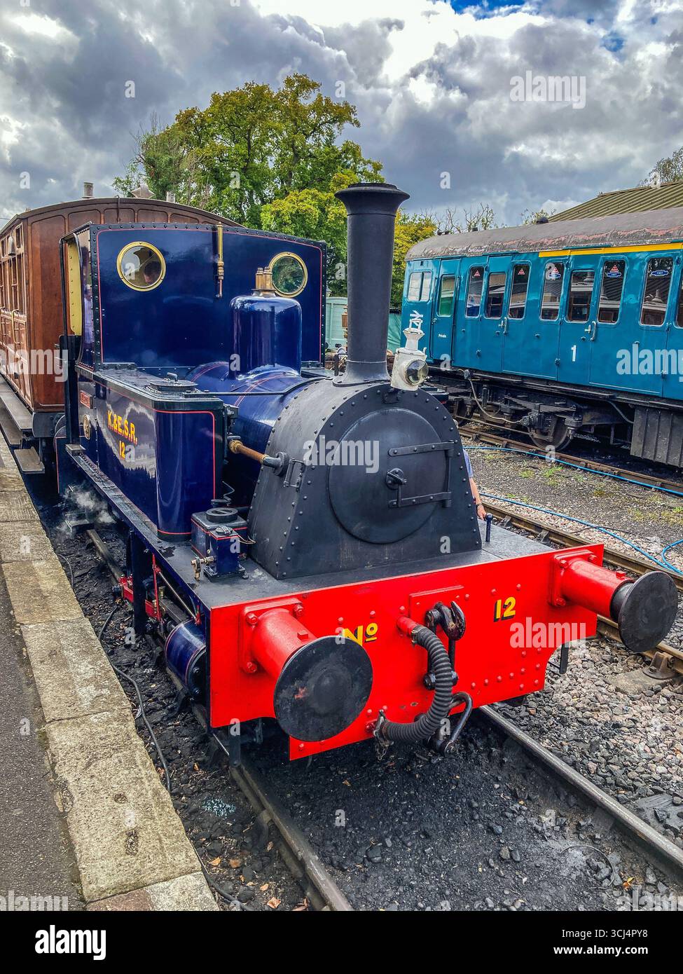 12 Steam Engine, marcia, che porta alla stazione di Tenterden Town, sulla Kent and East Sussex Heritage Railway. - Immagine stock catturata con smartphone