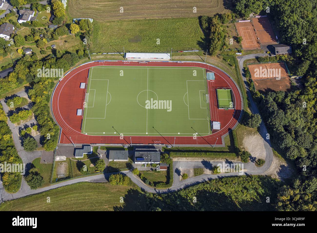 Vista aerea, stadio di calcio e atletica, stadio Habuche e campo da tennis TC Grevenbrueck 1975, Grevenbrueck, Lennestadt, Sauerland Foto Stock