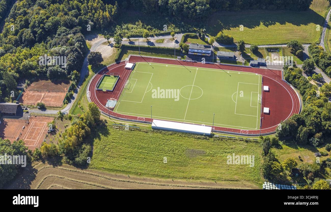 Vista aerea, stadio di calcio e atletica, stadio Habuche e campo da tennis TC Grevenbrueck 1975, Grevenbrueck, Lennestadt, Sauerland Foto Stock