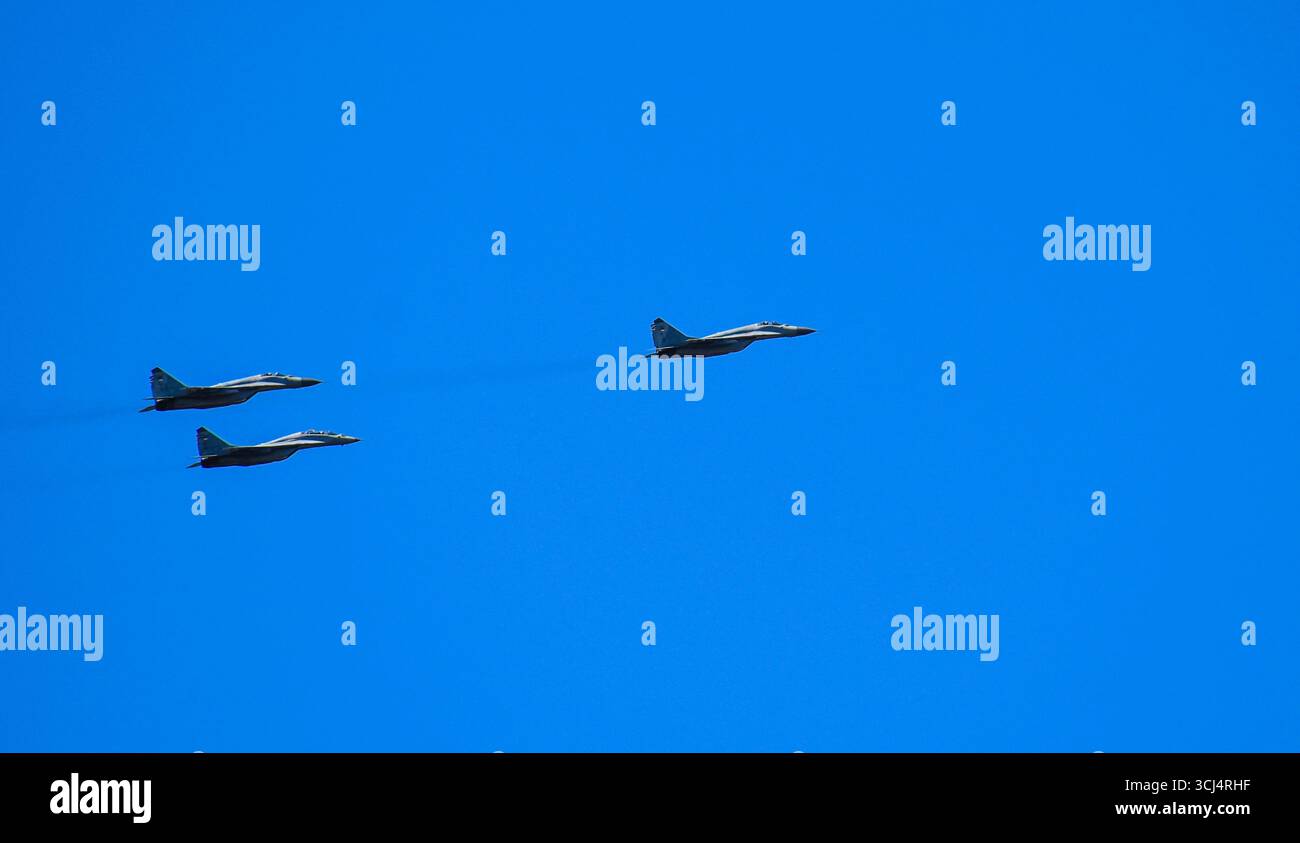 Jet da combattimento in volo coordinato a basso livello sopra Belgrado, catturati il 2 agosto 2025 durante un evento di esposizione dell'aviazione militare. Foto Stock