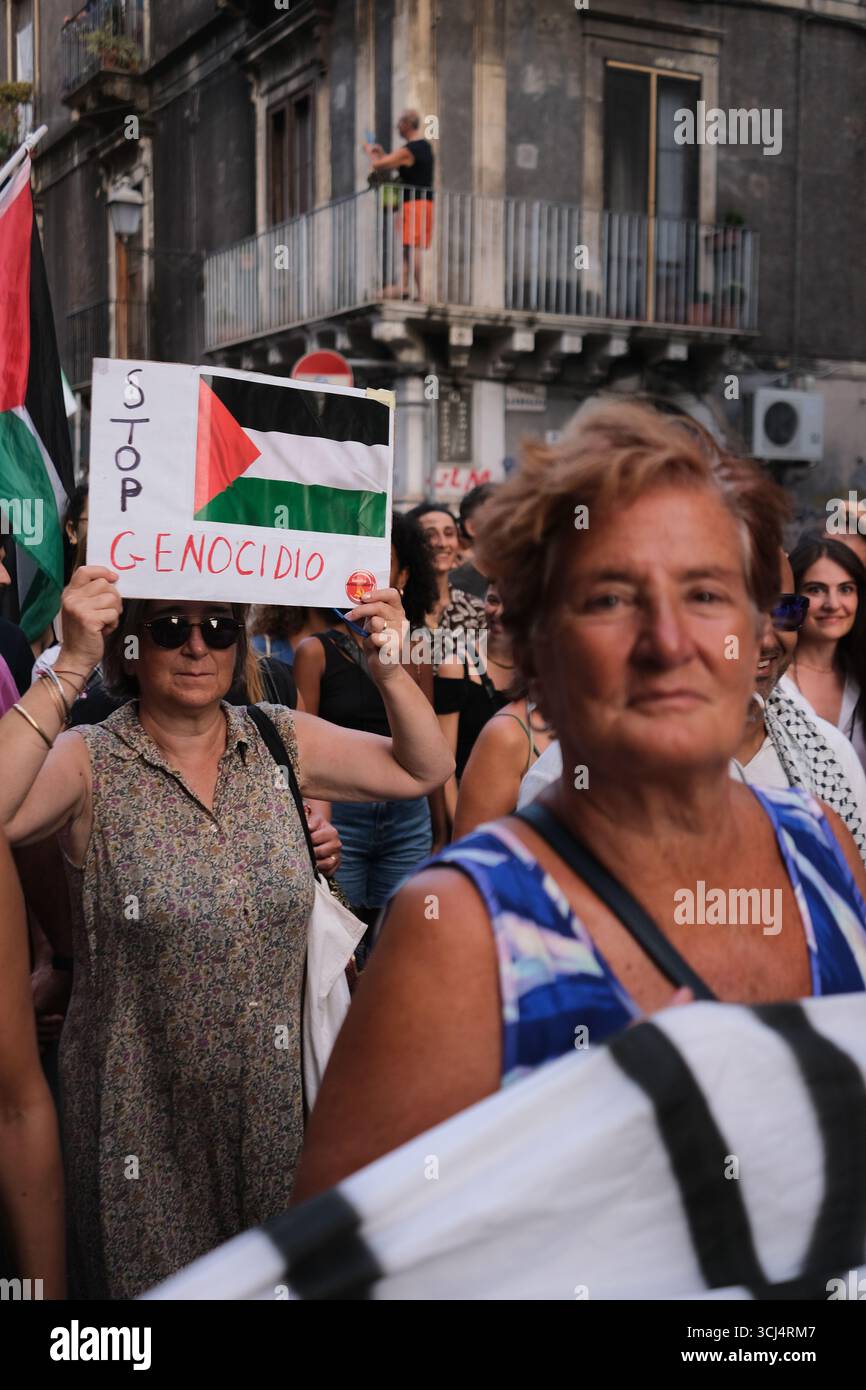 Catania, Sicilia, Italia, 3 settembre 2025: Migliaia di persone marciano per le strade di Catania in solidarietà con Gaza e per sostenere la Flottiglia globale Sumud. I manifestanti si sono riuniti prima della partenza pianificata della flotta umanitaria verso Gaza. Foto Stock