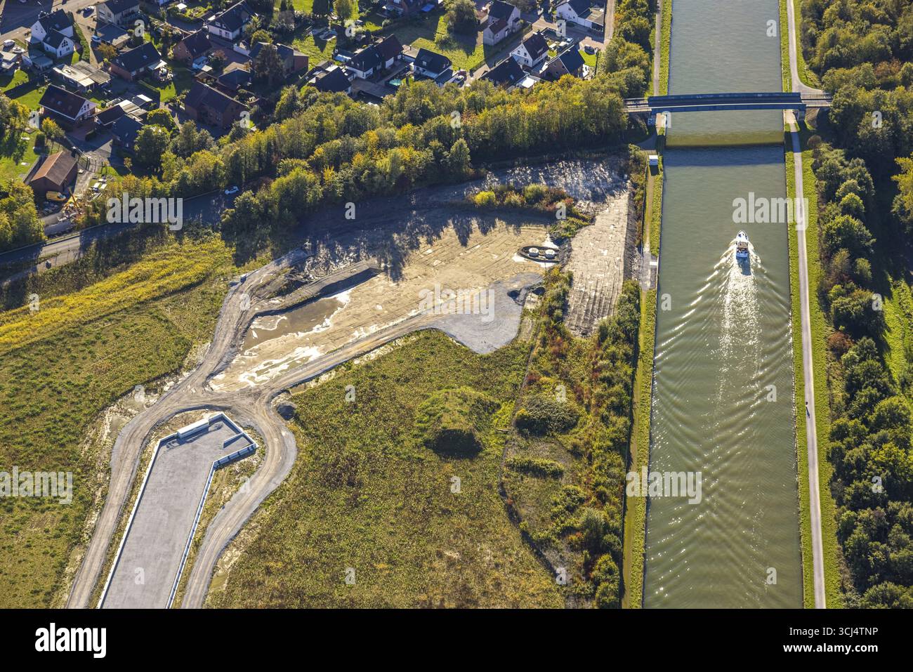 Vista aerea, città sull'acqua di Aden sul canale Datteln-Hamm con nave, area di costruzione per il quartiere urbano pianificato sul sito dell'ex Haus Aden coll Foto Stock