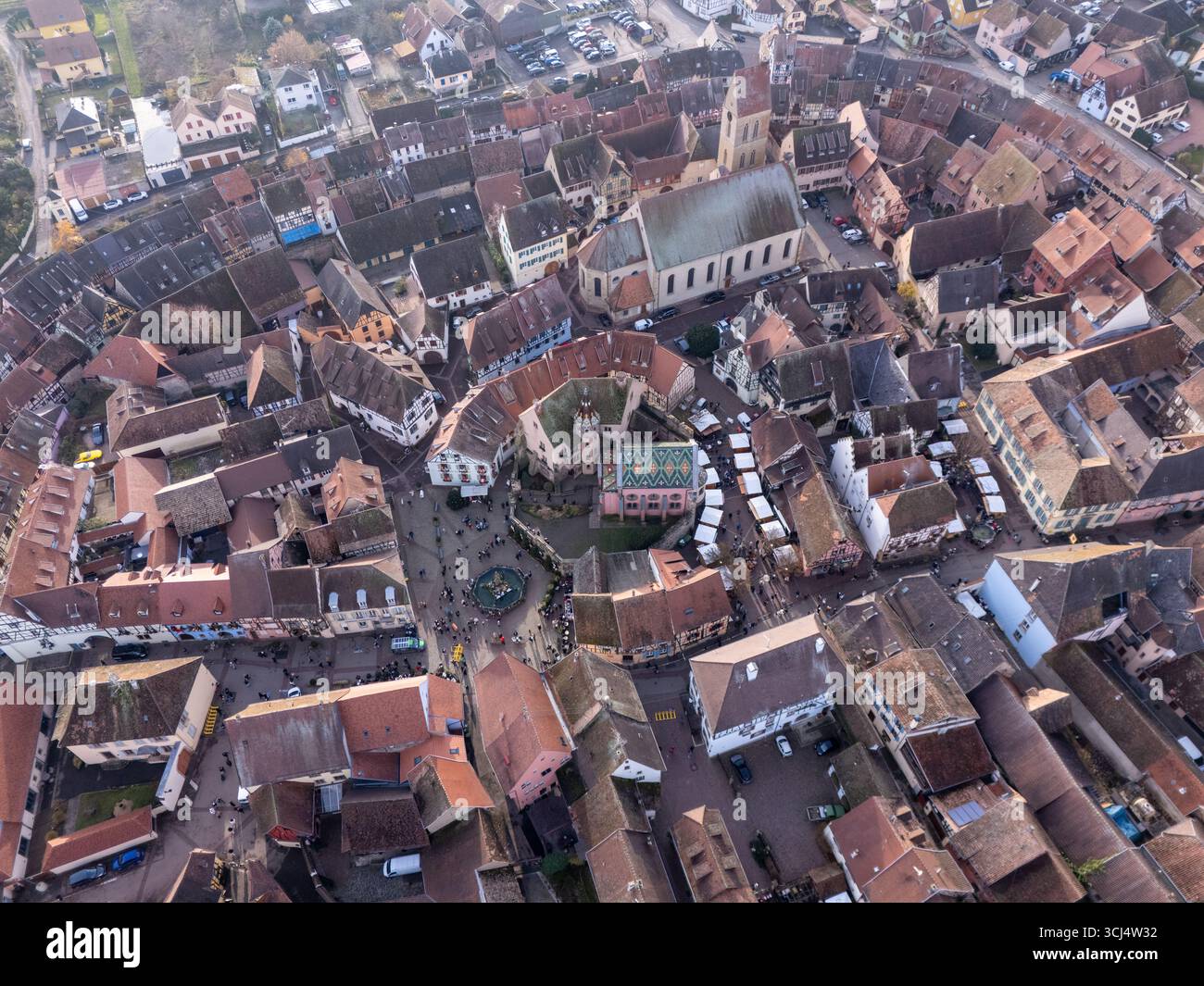 Vista aerea dell'affascinante borgo medievale con la sua disposizione concentrica, incentrata sul Château Saint-Léon, annidato tra i vigneti, Eguishe Foto Stock Vista aerea dell'affascinante borgo medievale con la sua disposizione concentrica, incentrata sul Château Saint-Léon, annidato tra i vigneti, Eguishe Foto Stock