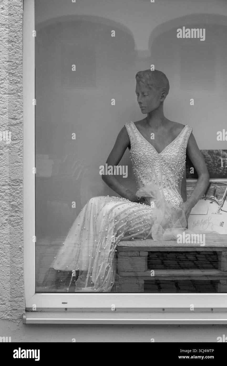 Vetrina con manichino grigio alla moda in abito da sera, Baviera, Germania Foto Stock