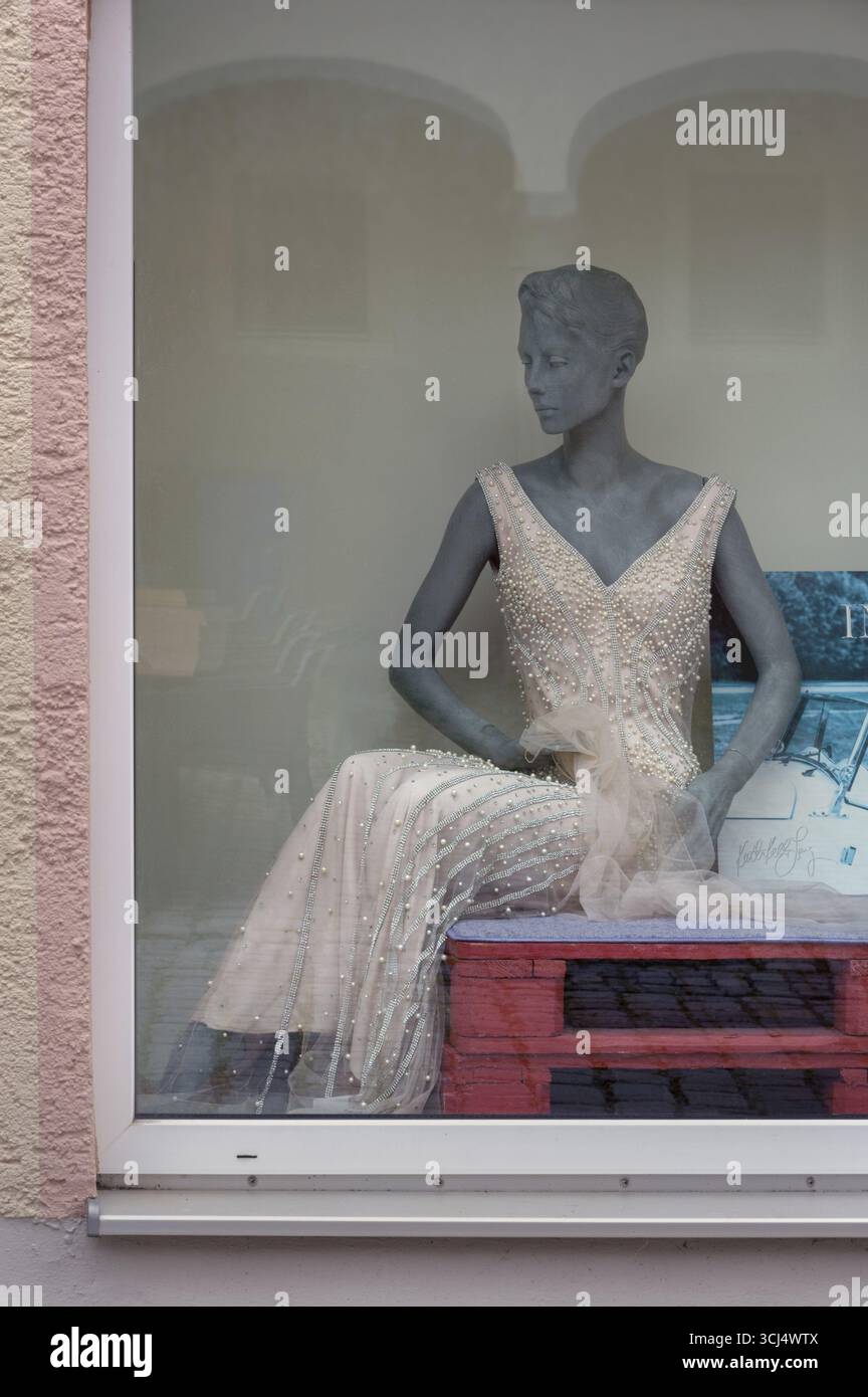 Vetrina con manichino grigio alla moda in abito da sera, Baviera, Germania Foto Stock