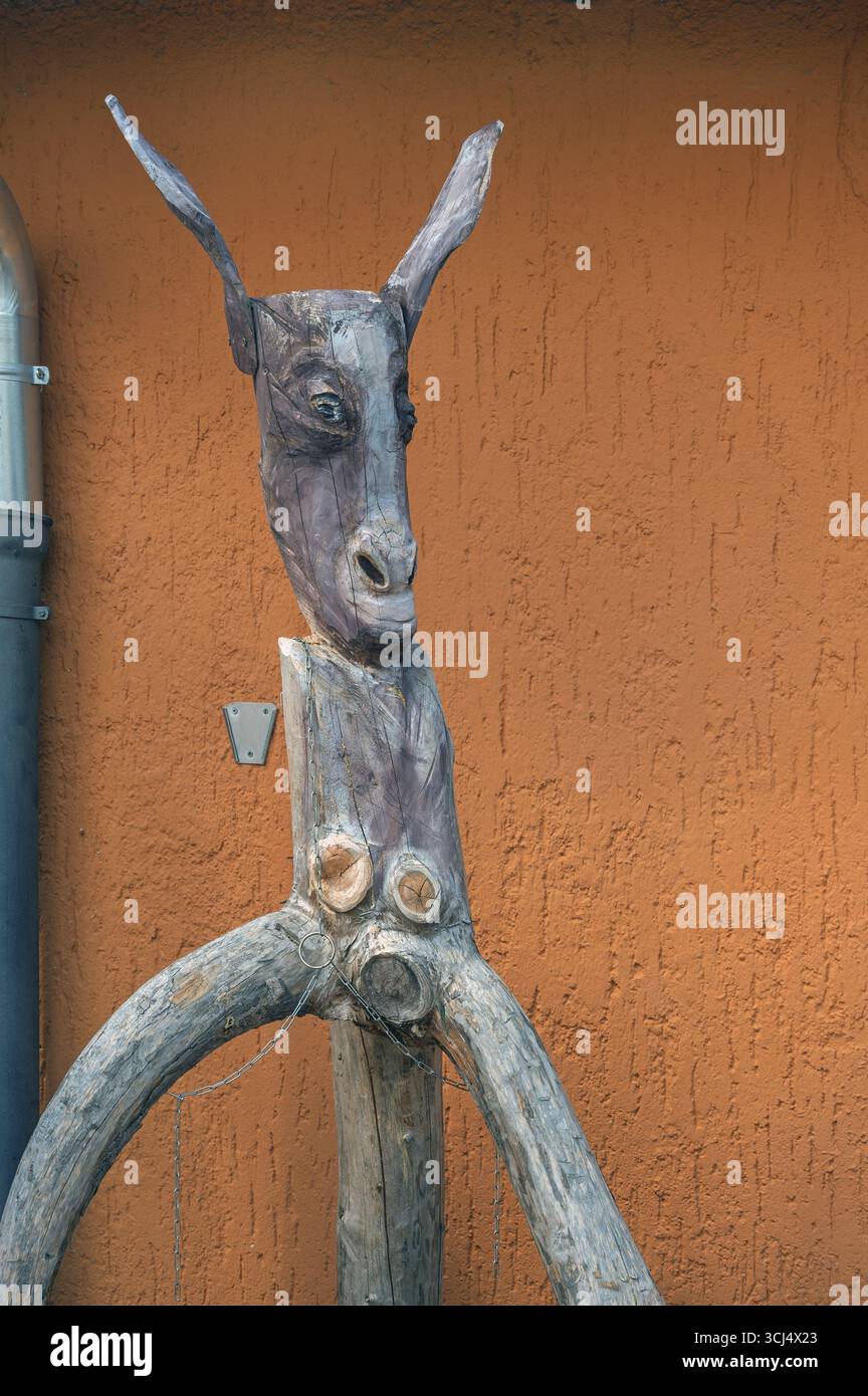 Stravagante scultura sull'albero, testa d'asino con lunghe orecchie alla Kultur-Wirtschaft in Allgaeuhalle, Kempten, Allgaeu, Baviera, Germania Foto Stock
