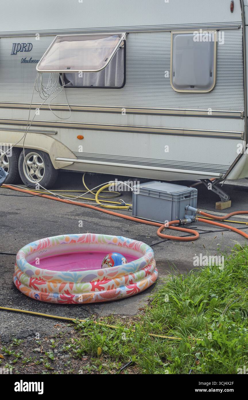 Carovana Lord Ambassador con collegamenti elettrici e idrici e piscina per bambini presso Circus-Krone, Kempten, Allgaeu, Baviera, Germania Foto Stock