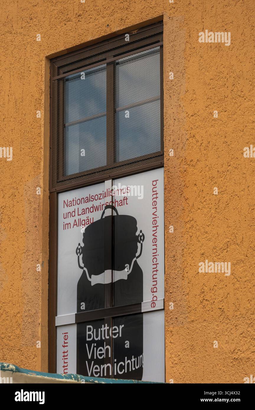 Poster sulla facciata dell'Allgaeuhalle, commemorazione del nazionalsocialismo in agricoltura nell'Allgaeu, Kempten, Allgaeu, Baviera, Germania Foto Stock