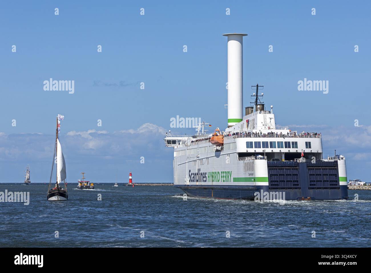Scandlines Hybrid Ferry, barche a vela, luci al molo, Hanse Sail, Unterwarnow, Hanse Sail, Warnemuende, Rostock, Meclemburgo-Pomerania occidentale, Germania Foto Stock