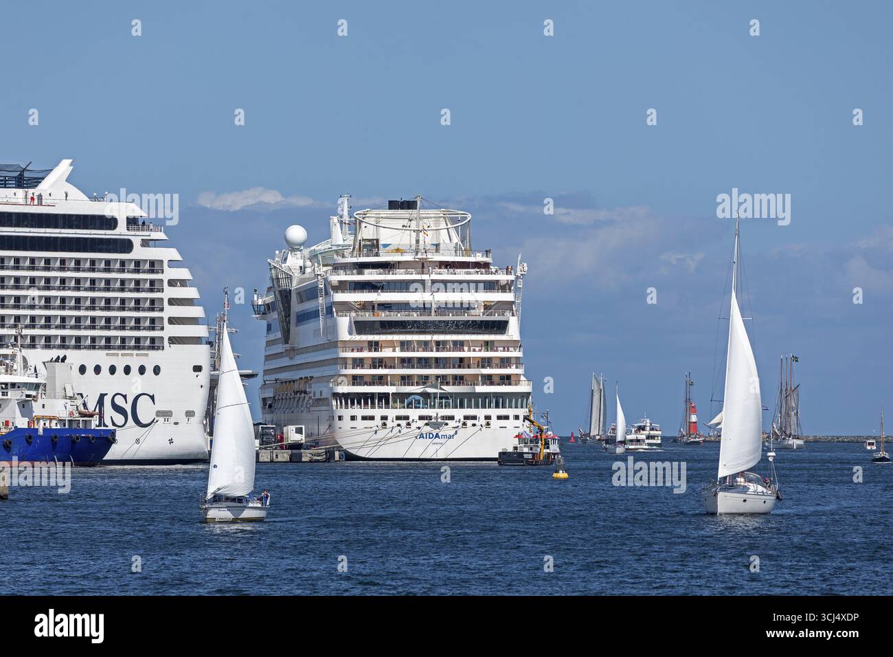 Navi da crociera MSC poesia e Aida mar nel porto, barche a vela, Hanse-Sail, Unterwarnow, Warnemuende, Rostock, Meclemburgo-Pomerania Occidentale, Germ Foto Stock