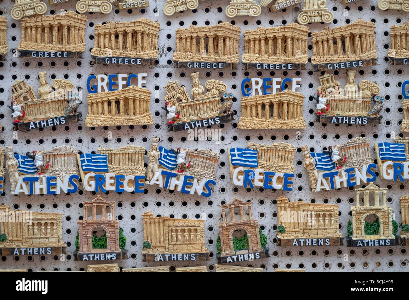 Magneti frigoriferi per la vendita ad Atene, Grecia, che mostrano i famosi monumenti di Atene Foto Stock