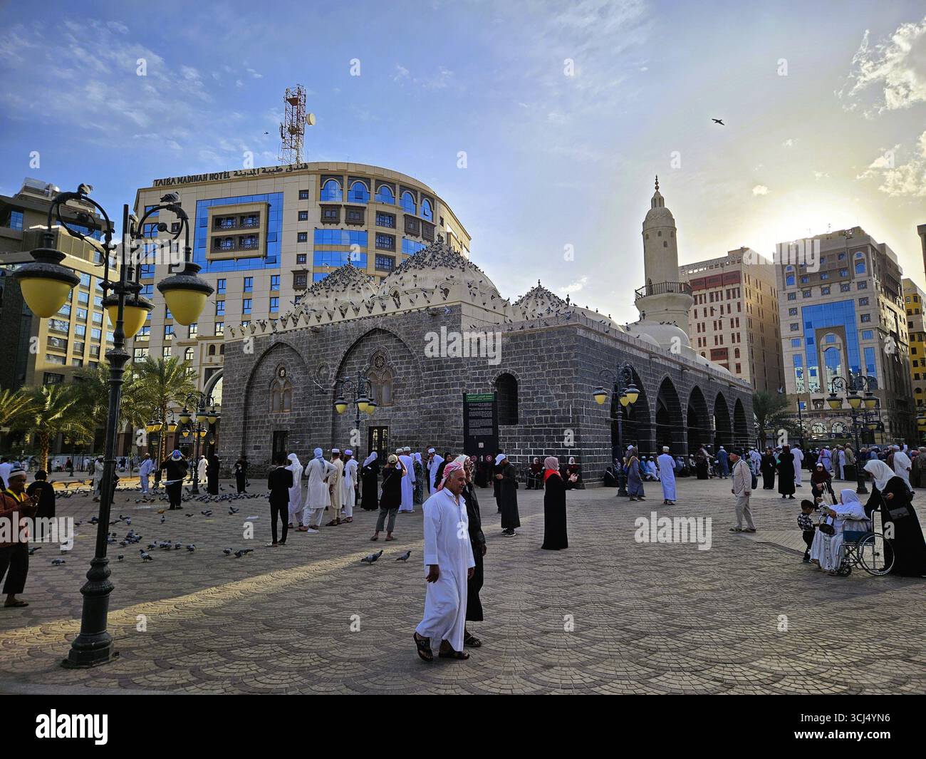 La moschea al-Ghamamah è una delle moschee storiche che viene spesso visitata. Madinah, Arabia Saudita - 6 marzo 2024 - Immagine stock catturata con smartphone