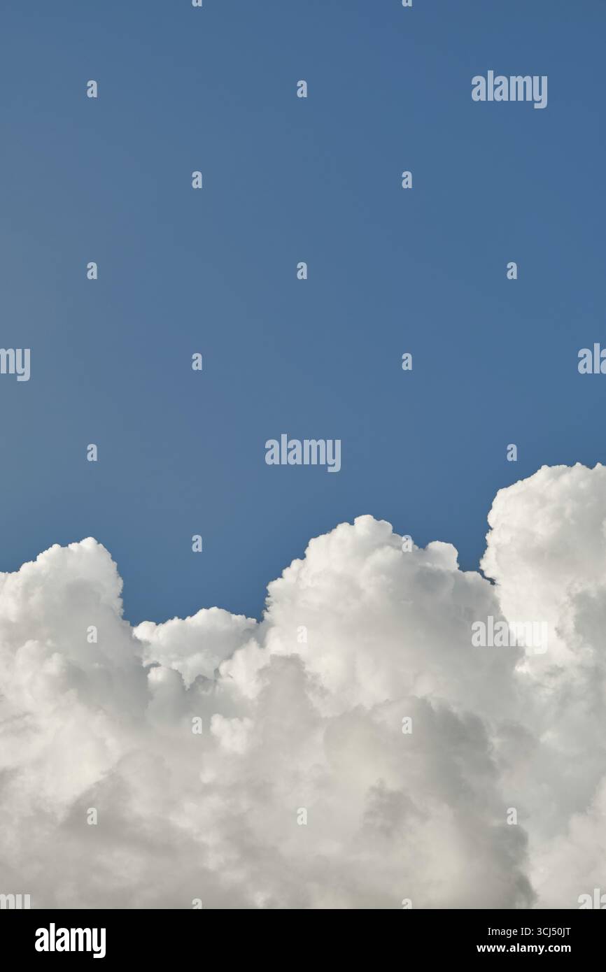 Soffice nuvola sul cielo blu con spazio di copia Foto Stock