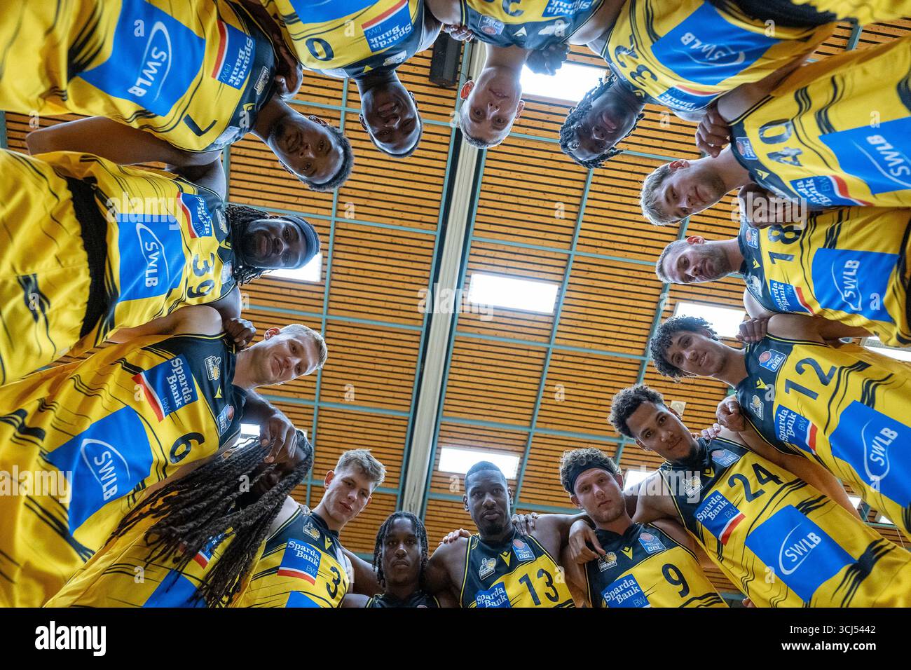 Teamkreis, beginnend links auf 9 Uhr, Maxwell Temoka (MHP RIESEN Ludwigsburg, #39), Elijah Hughes (MHP RIESEN Ludwigsburg, #07), Babacar sane (MHP RIESEN Ludwigsburg, #00), Lukas Modic (MHP RIESEN Ludwigsburg 32, #38 40), Keeshawn Ludwigsburg, Ludwigsburg, (Ludwigsburg, Ludwigsburg, (n. 12), Ludwigberg, Ludwigsburg, (Ludwigggggsburg, Ludwiggggggggsburg, Ludwigsburg, Ludwigsburg, (Ludwiggggggsburg, Ludwigsburg, Ludwigsburg, Ludwigsburg, Ludwigsburg, Ludwigsburg, Ludwigsburg, n. Foto Stock