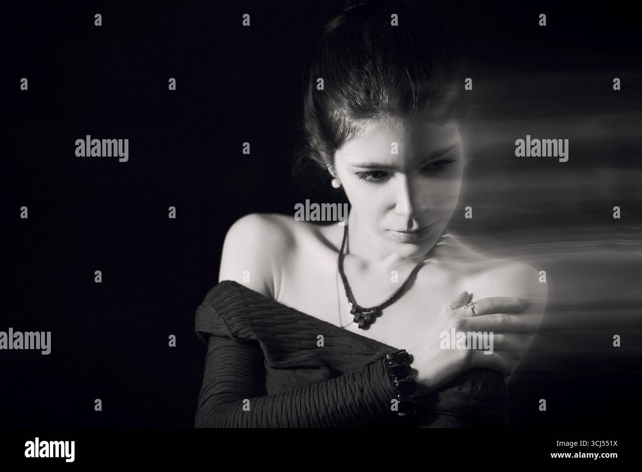 Bellissimo ritratto di donna con effetto di movimento sfocato monocromatico Foto Stock
