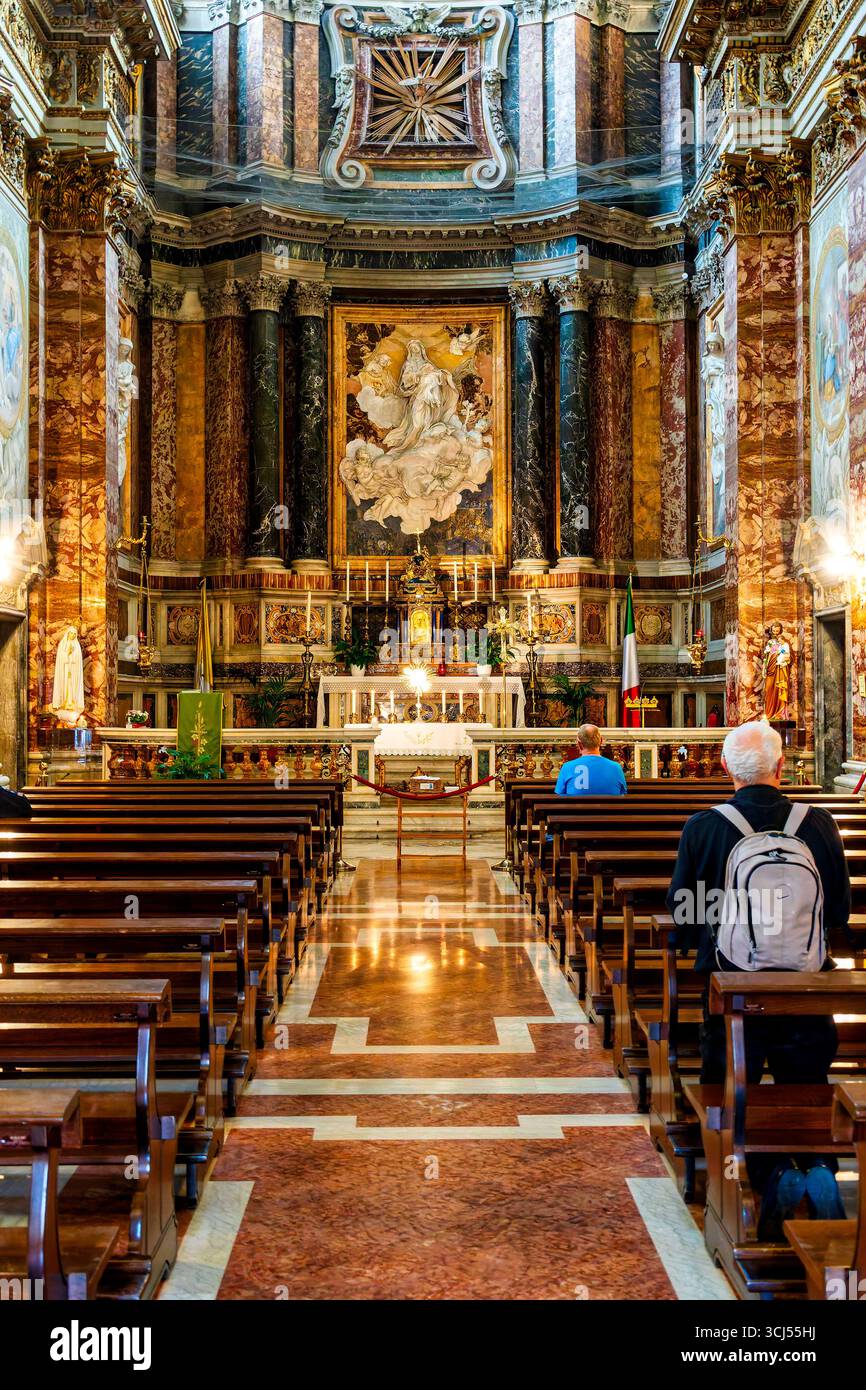 Veduta della navata e dell'altare maggiore di Santa Caterina a Magnanapoli a Roma, Italia. Foto Stock