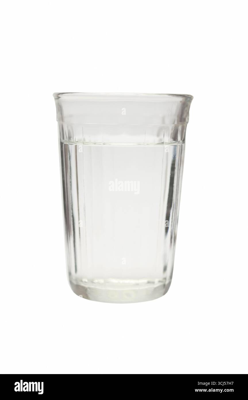 Vetro con acqua pulita su sfondo bianco Foto Stock