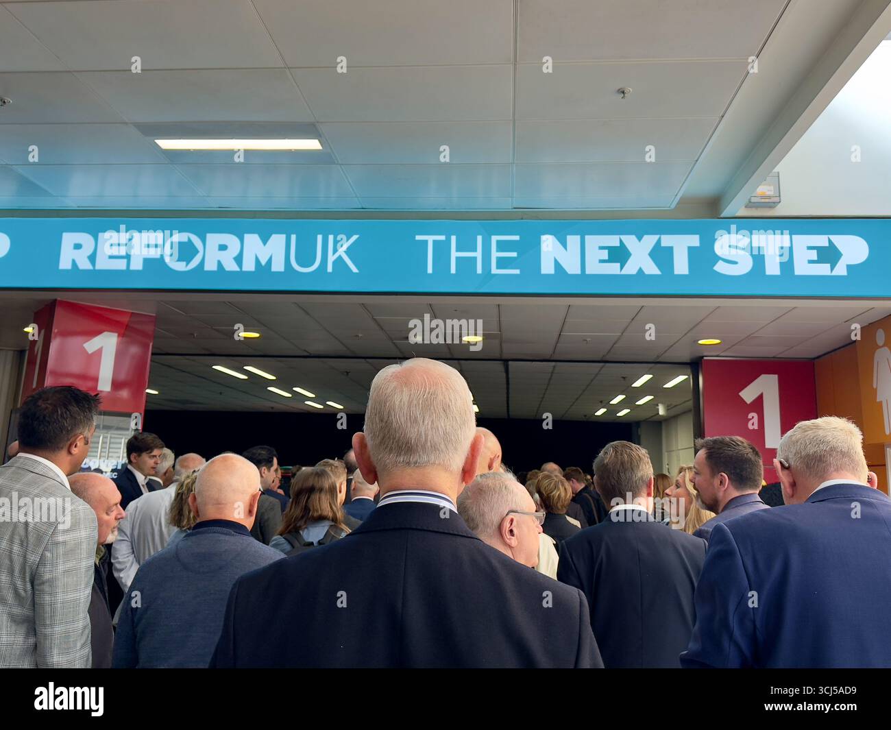 Birmingham, NEC. Venerdì 5 settembre 2025. I membri del partito di riforma arrivano alla Conferenza di riforma al NEC. Uno striscione recita "riformare il Regno Unito - il prossimo passo”. Bridget Catterall/AlamyLiveNews Foto Stock