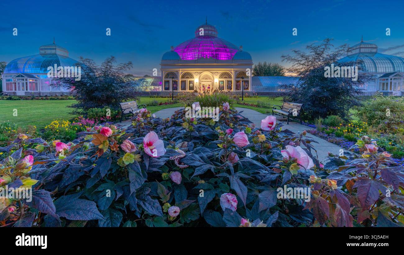Buffalo & Erie County Botanical Garden Conservatory at Blue Hour Foto Stock