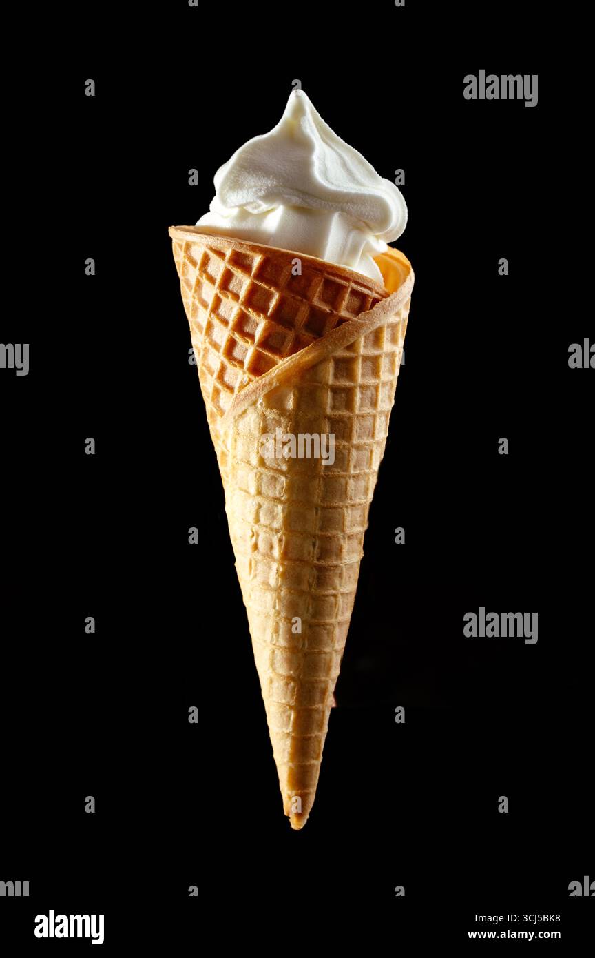 gelato bianco in un cono Foto Stock