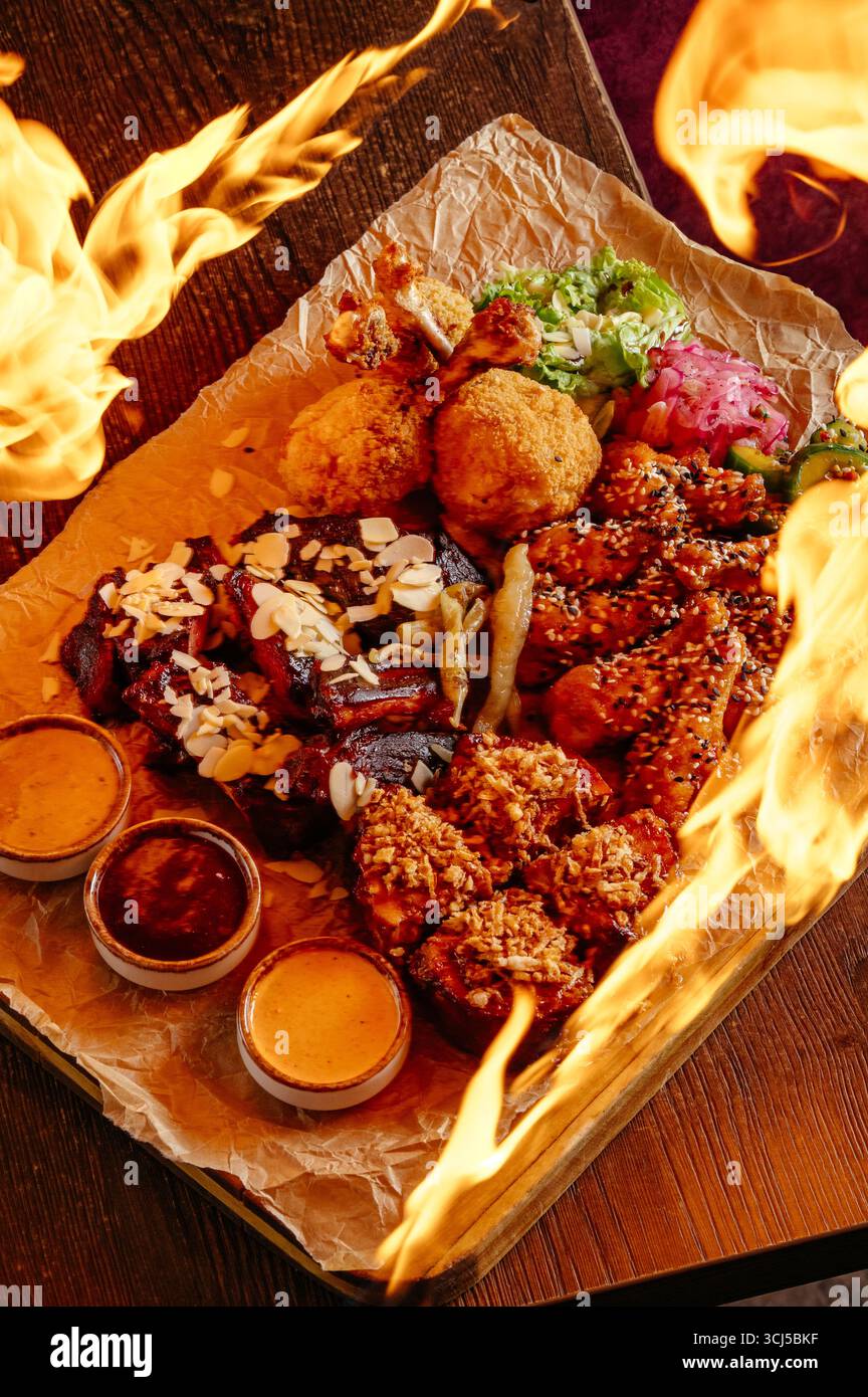 con ali di carne e pollo, salsa e verdure Foto Stock