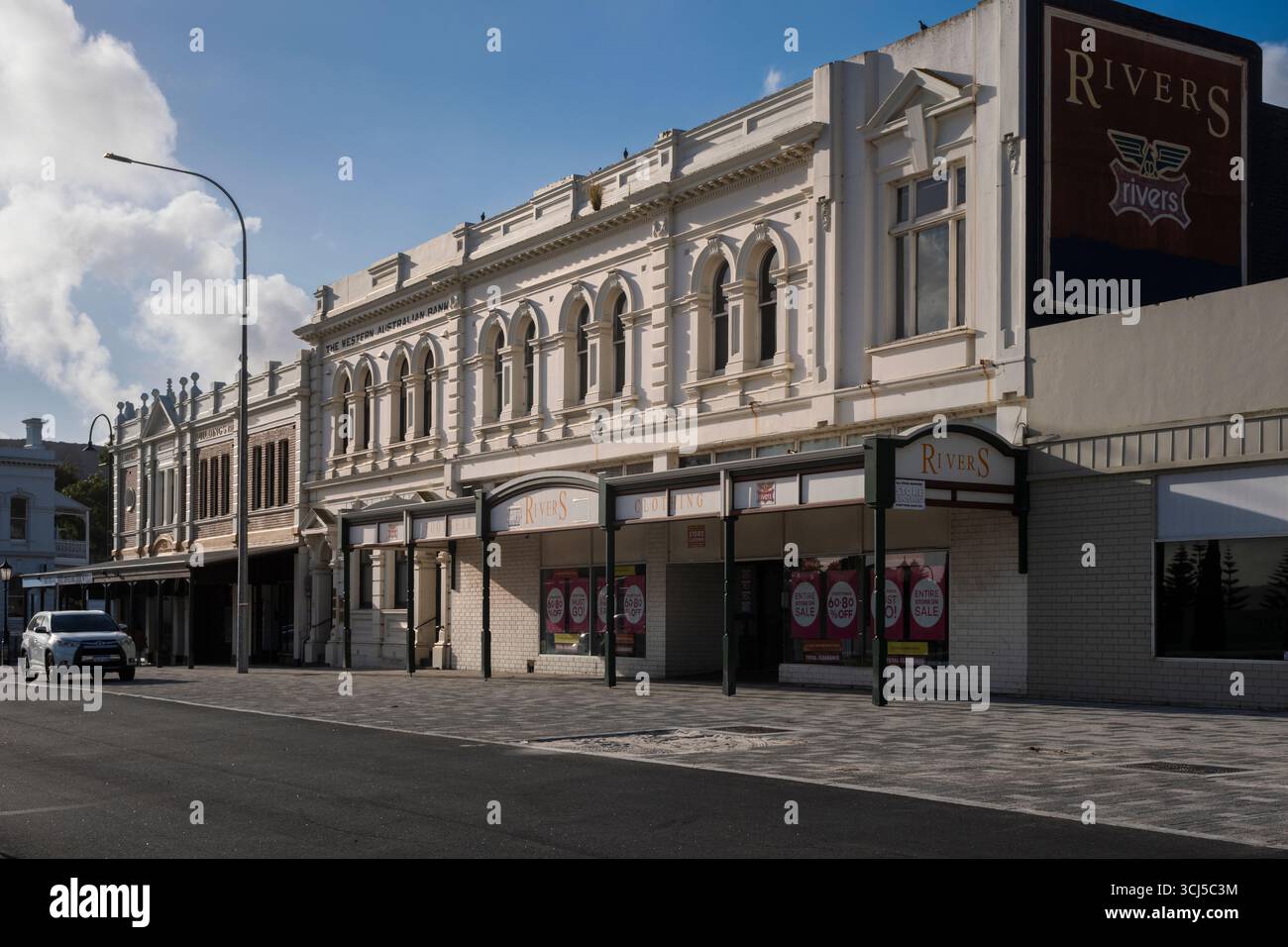 Vecchi edifici coloniali - gli ex edifici della Western Australian Bank e dell'Empire nel centro storico di Albany, Australia Occidentale Foto Stock