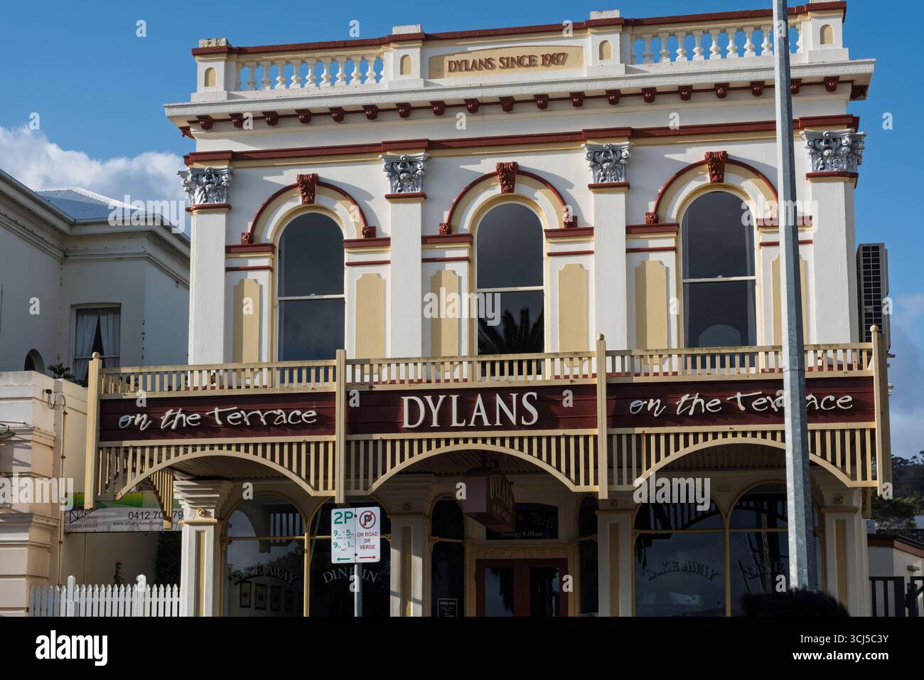 Uno dei vecchi edifici coloniali nel centro storico di Albany, che è stato Dylans Café dal 1987, Australia Occidentale Foto Stock