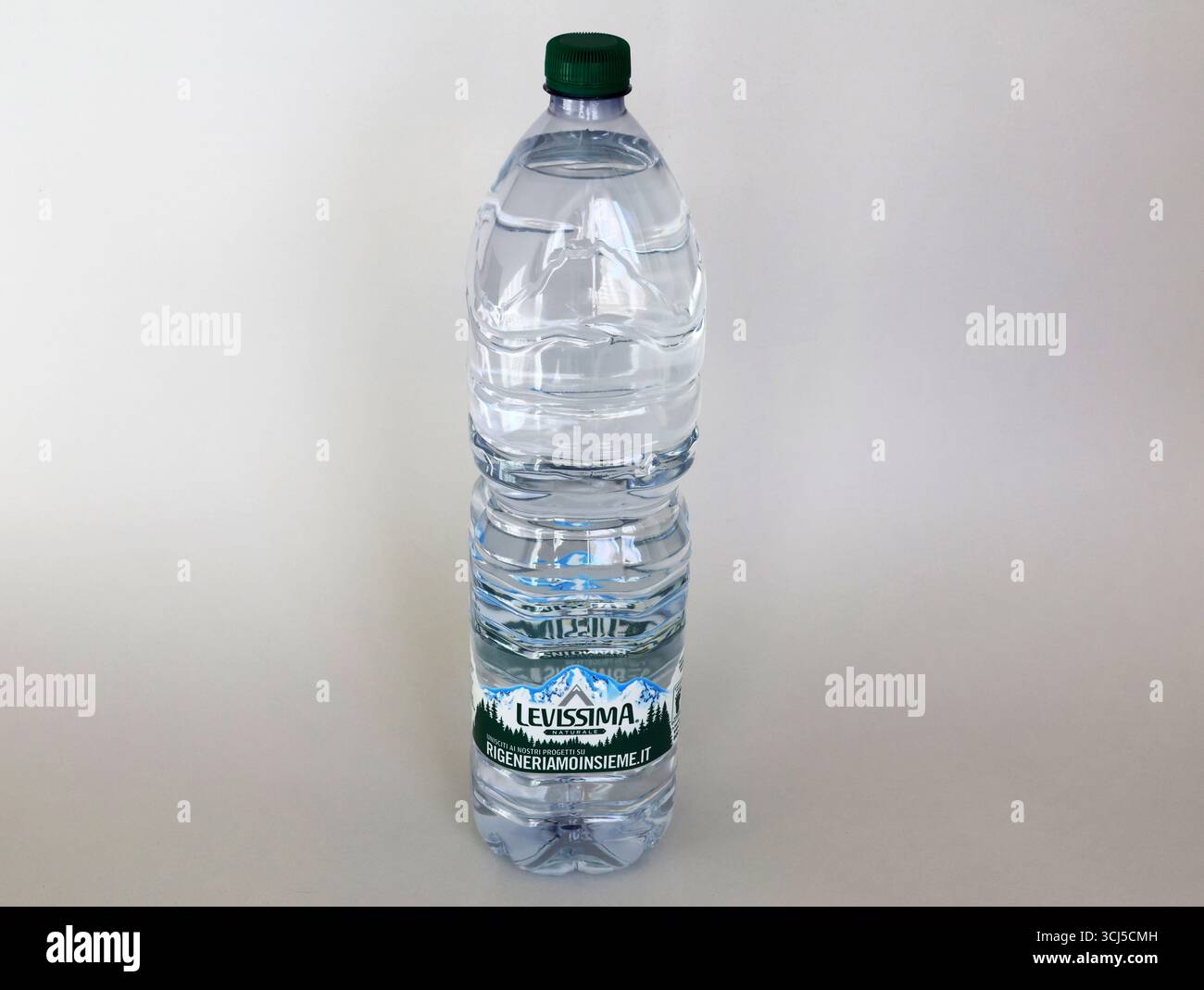 Acqua minerale naturale Levissima di Sanpellegrino S.p.A., proveniente dal Parco Nazionale dello Stelvio Foto Stock