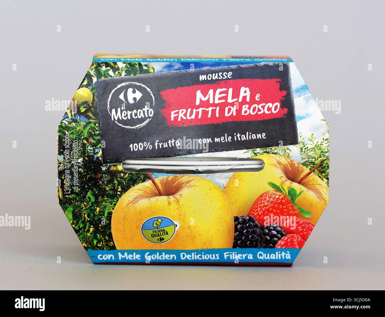 Confezione da 2 tazze di mousse di frutta, mele italiane Golden Delicious e frutti di bosco, prodotte da Melinda per i negozi Carrefour Foto Stock