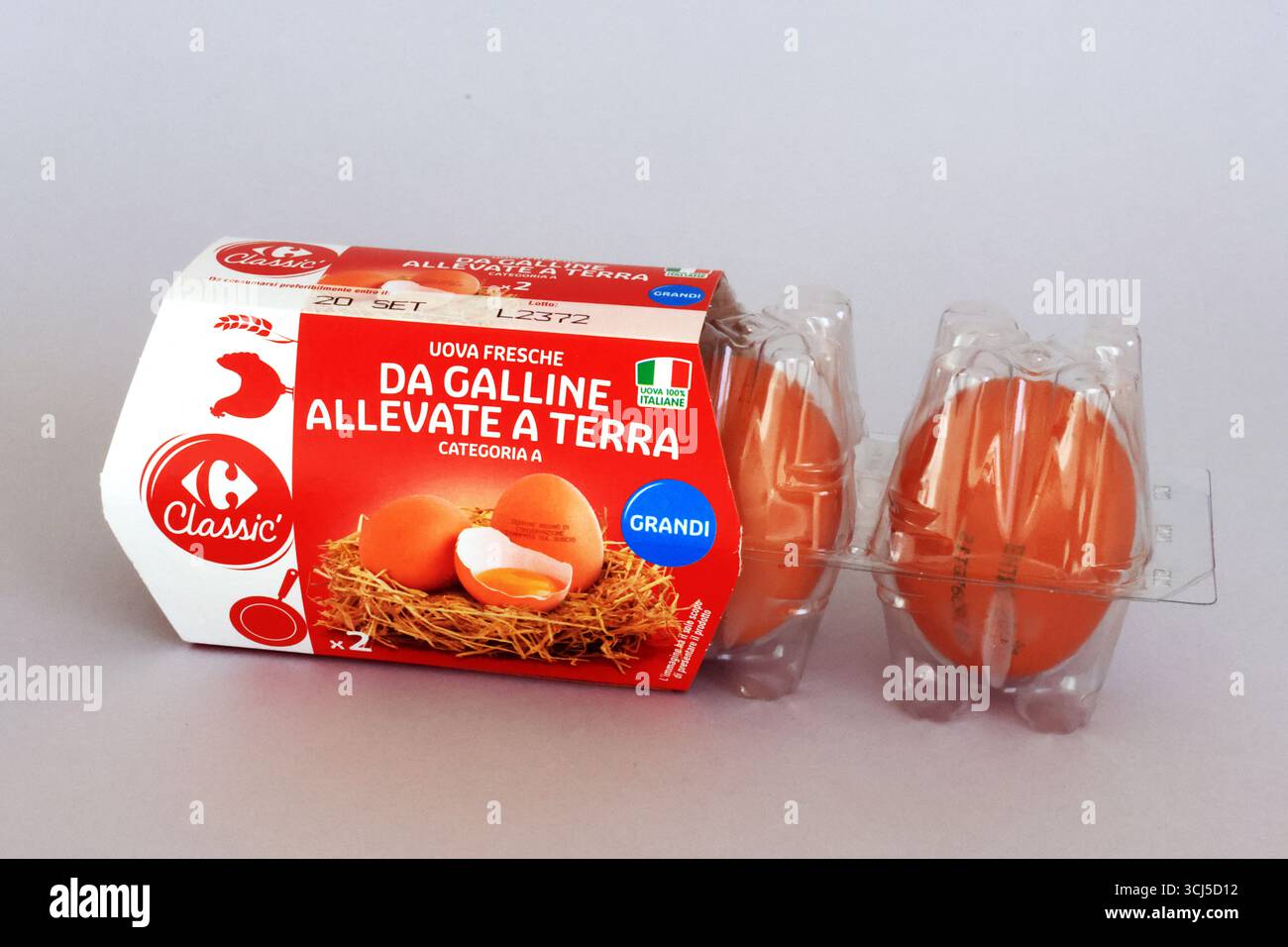 Confezione di 2 uova fresche italiane di galline allevate all'aperto prodotte da nuova Coccodì S.r.l. per Carrefour Stores Foto Stock