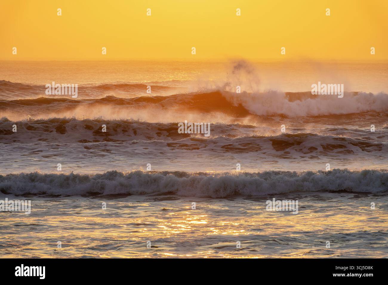 Onde dell'oceano Atlantico al tramonto a Cape Cross vicino a Swakopmund, paesaggio della Namibia, Africa Foto Stock