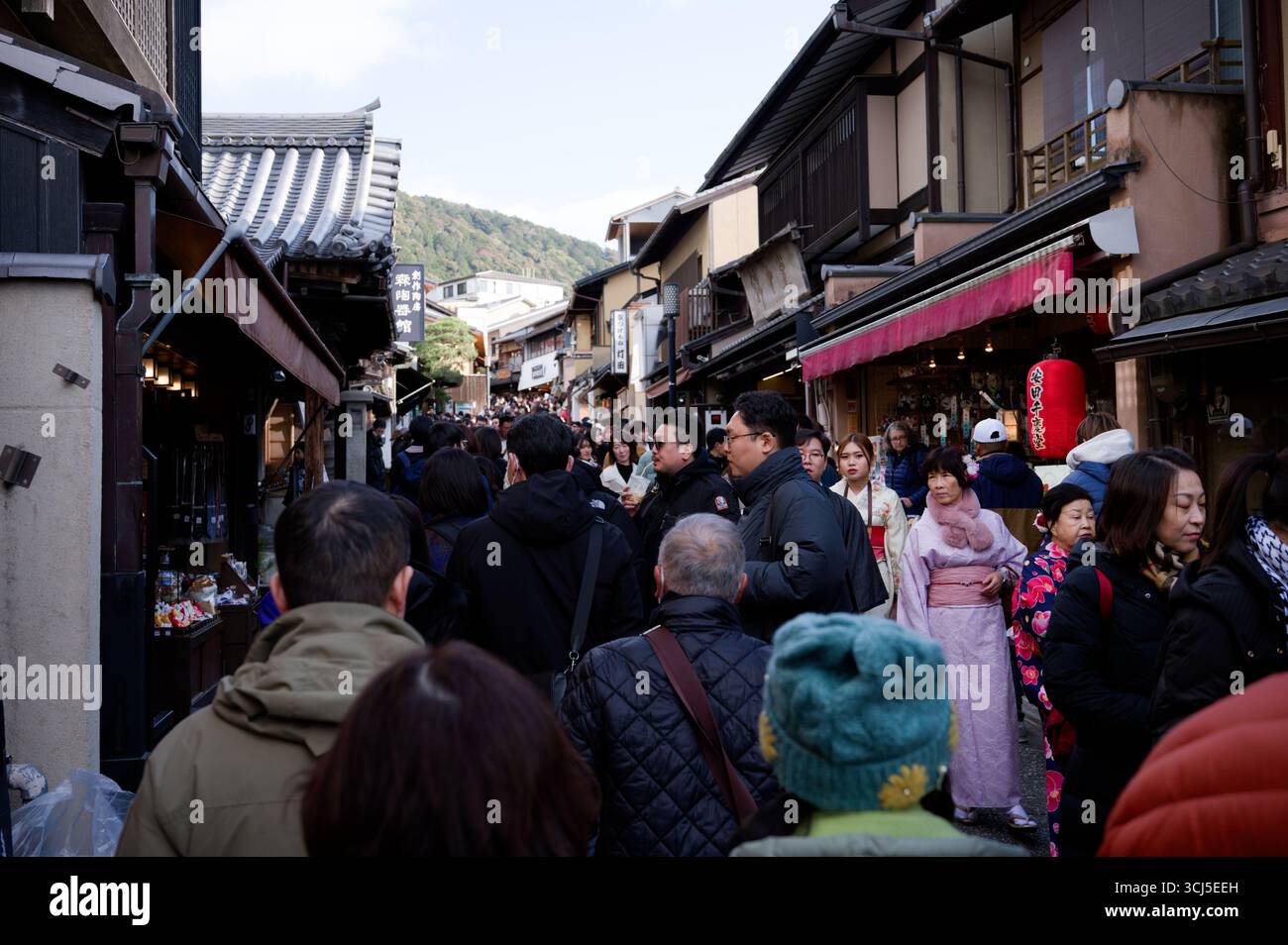 La folla si intreccia attraverso l'Higashiyama di Kyoto in inverno Foto Stock