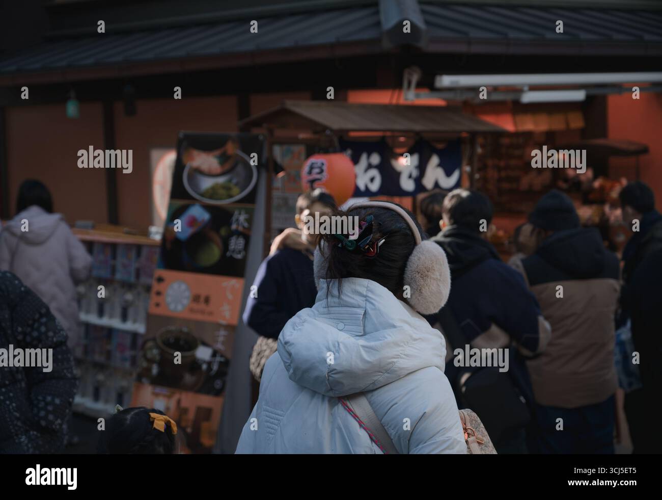 I visitatori invernali si affollano intorno a una bancarella di cibo a Higashiyama di Kyoto Foto Stock