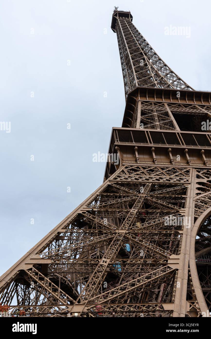 Parigi, Francia, 09.05.2025. Primo piano di una delle gambe della Torre Eiffel. Persone che camminano sulle scale nella gamba della Torre Eiffel Foto Stock