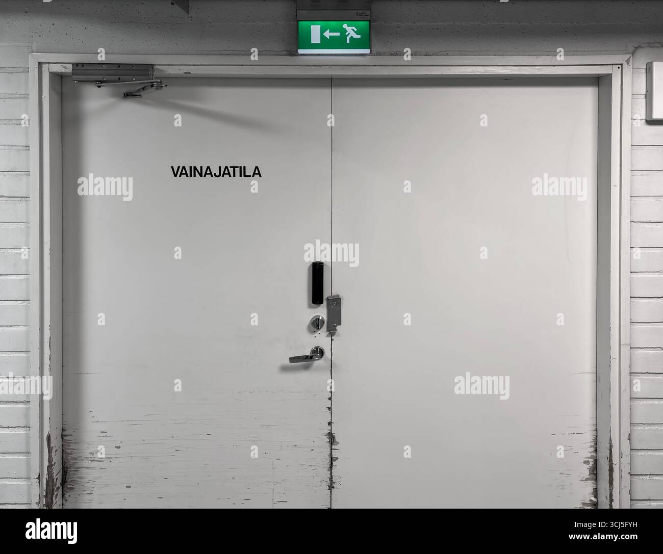 Entrata di servizio in un obitorio ospedaliero. - Immagine stock catturata con smartphone