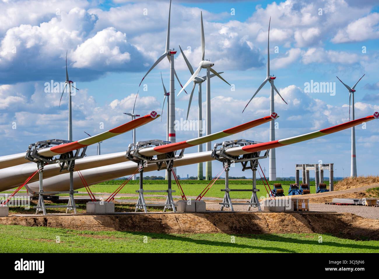 Cantiere per l'espansione del parco eolico di Lövenich, nell'area mineraria della lignite renana, ad est di Erkelenz, 4 turbine eoliche Vestas V162 con Foto Stock