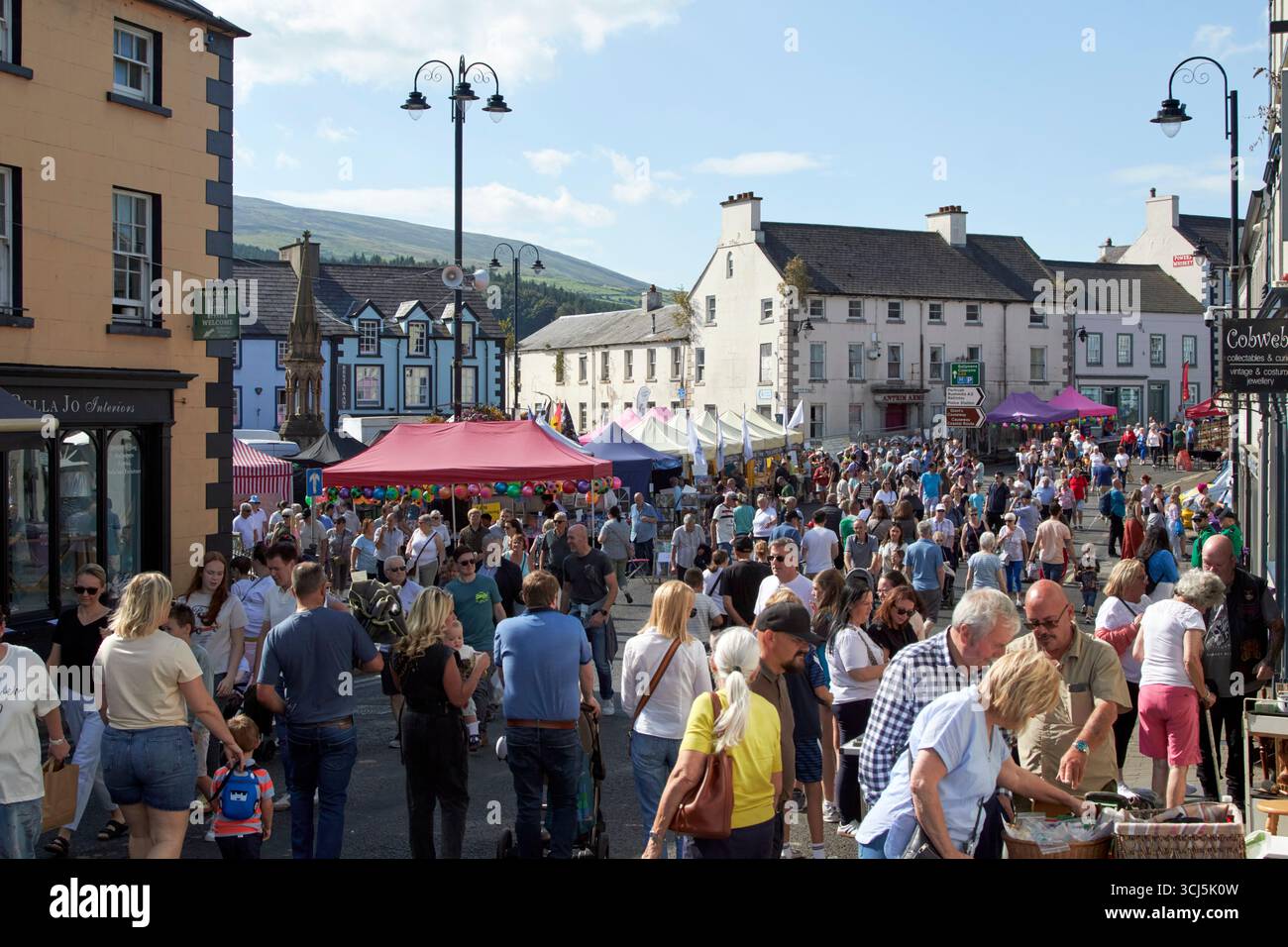 folle che riempiono le strade del diamante alla fiera aul lammas ballycastle county antrim irlanda del nord regno unito Foto Stock