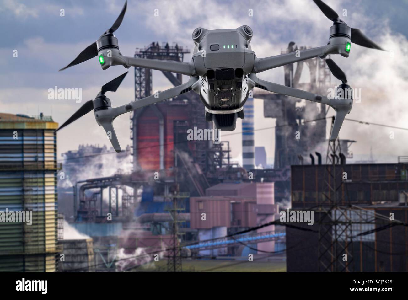 Immagine simbolica, fotomontaggio, ricognizione, spionaggio con droni in impianti industriali, infrastrutture critiche, drone che vola verso un industri Foto Stock Immagine simbolica, fotomontaggio, ricognizione, spionaggio con droni in impianti industriali, infrastrutture critiche, drone che vola verso un industri Foto Stock