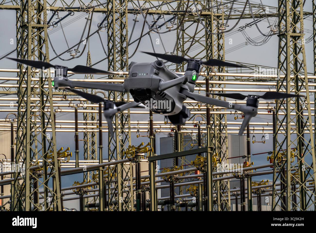 Immagine simbolica, fotomontaggio, ricognizione, spionaggio con droni in impianti industriali, infrastrutture critiche, drone che vola verso un industri Foto Stock