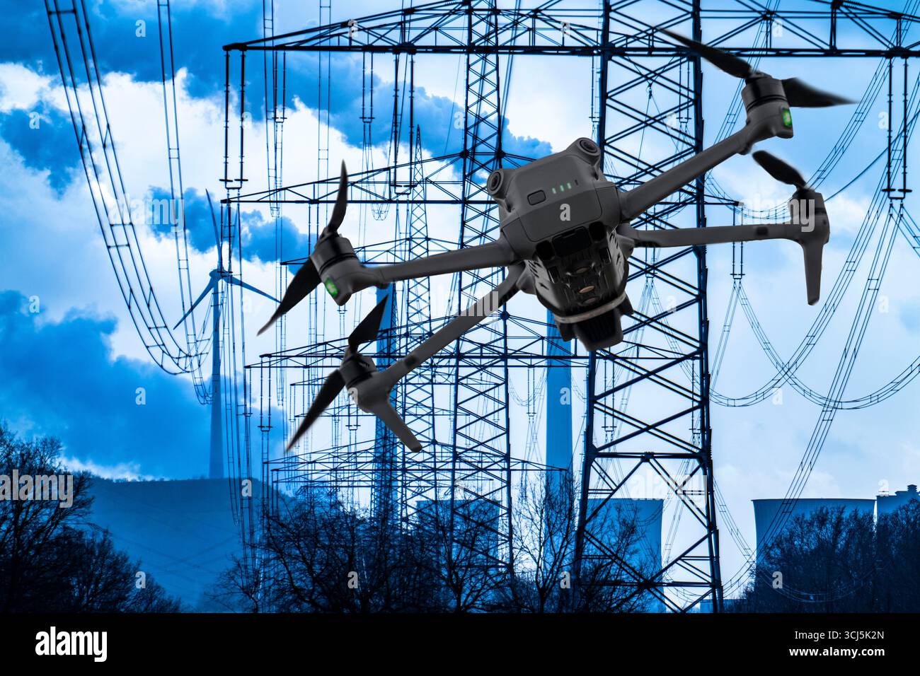 Immagine simbolica, fotomontaggio, ricognizione, spionaggio con droni in impianti industriali, infrastrutture critiche, drone che vola verso un industri Foto Stock