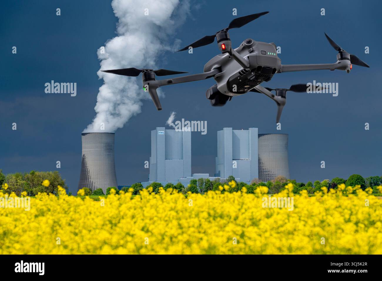 Immagine simbolica, fotomontaggio, ricognizione, spionaggio con droni in impianti industriali, infrastrutture critiche, drone che vola verso un industri Foto Stock