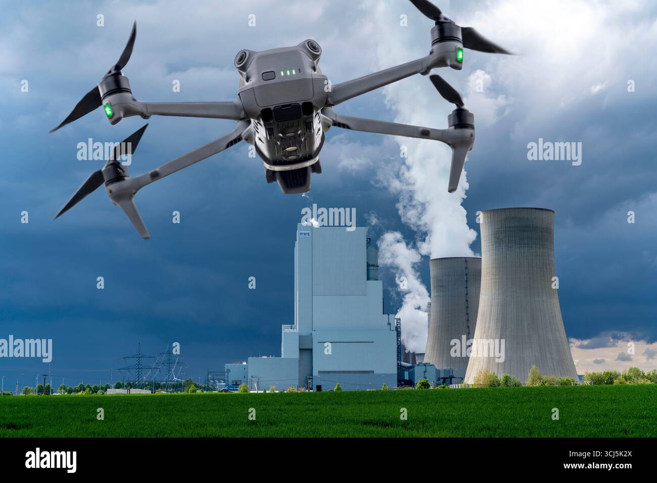 Immagine simbolica, fotomontaggio, ricognizione, spionaggio con droni in impianti industriali, infrastrutture critiche, drone che vola verso un industri Foto Stock