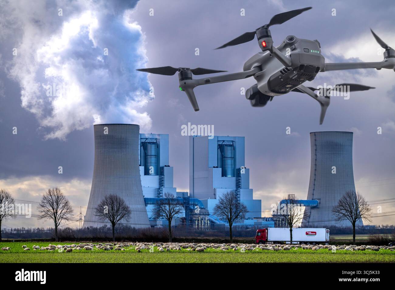 Immagine simbolica, fotomontaggio, ricognizione, spionaggio con droni in impianti industriali, infrastrutture critiche, drone che vola verso un industri Foto Stock