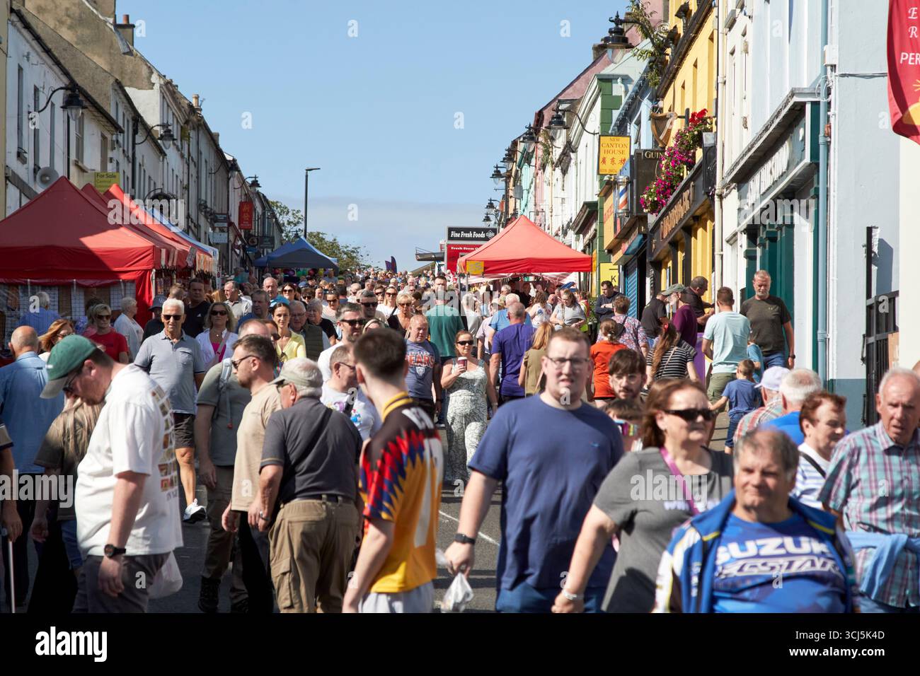 folle che riempiono le strade della market street alla fiera aul lammas ballycastle county antrim irlanda del nord regno unito Foto Stock