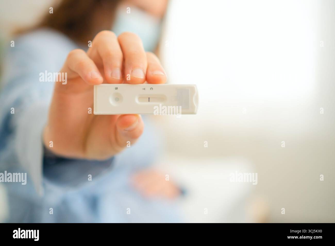 Ansiosa attesa madre che controlla i risultati dell'analisi PCR. Metodo di laboratorio moderno per il rilevamento di agenti patogeni durante il periodo di gestazione. Foto Stock