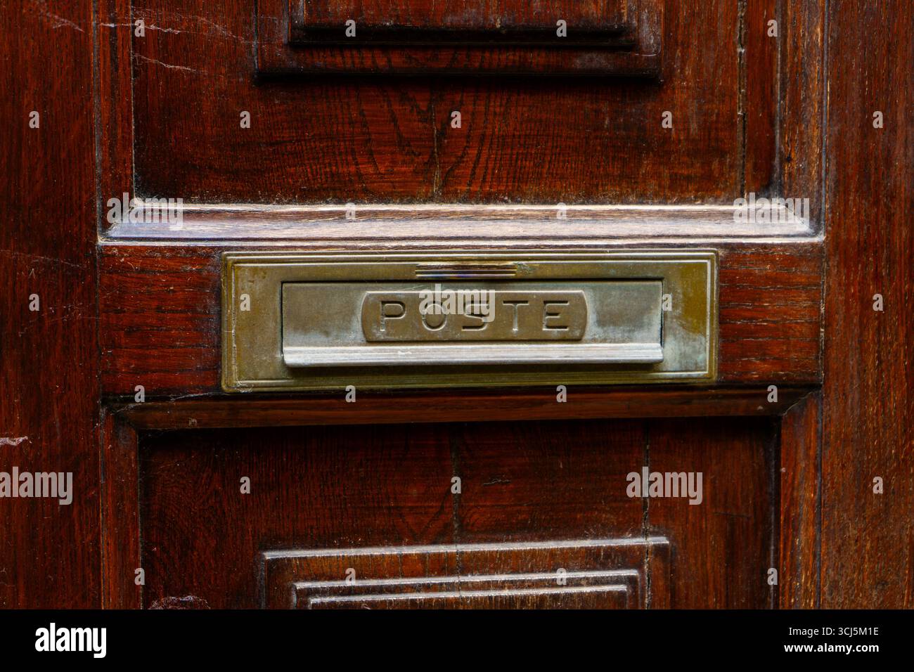 Posta posta posta posta posta posta posta posta posta su porta di ingresso in legno Foto Stock