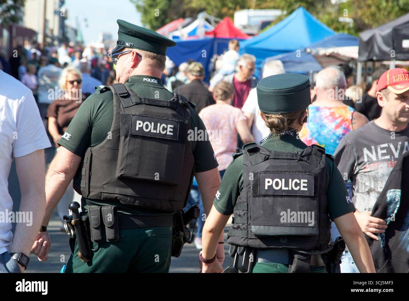 ufficiali psni maschili e femminili di pattuglia a piedi presso la fiera aul lammas ballycastle county antrim irlanda del nord regno unito Foto Stock