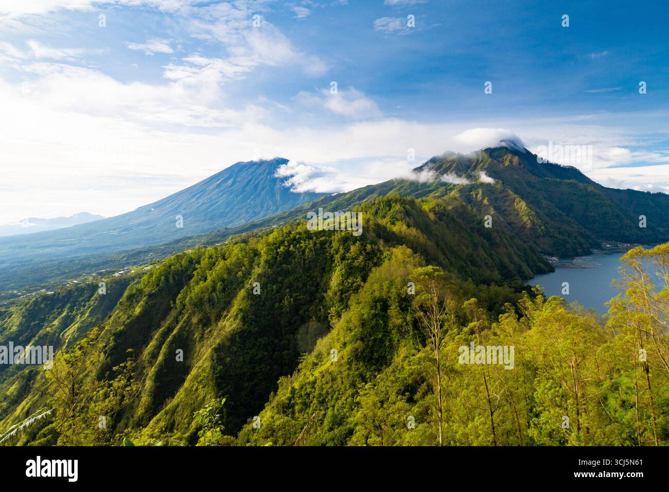 Vista dell'alba da Kintamani al Monte Abang e Agung Foto Stock