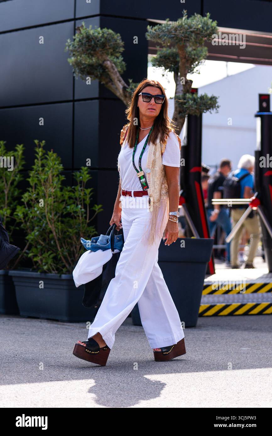 Monza, Italia. 5 settembre 2025. La mamma di Kimi Antonelli, Veronica Antonelli, ha visto nel paddock del Gran Premio d'Italia di Formula 1 2025. Credito: SOPA Images Limited/Alamy Live News Foto Stock